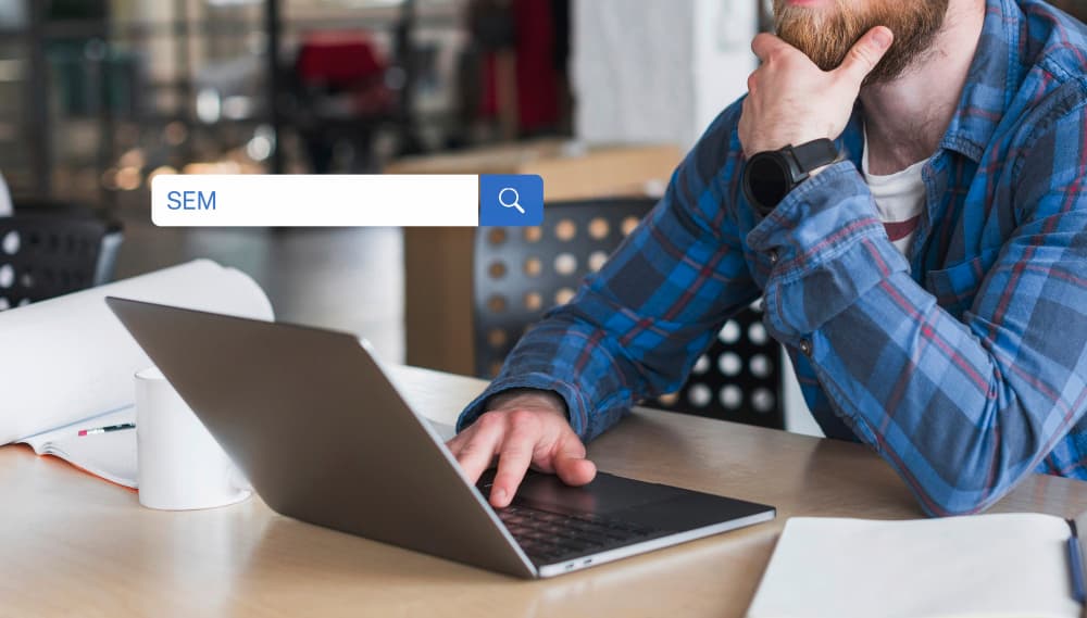 Marketing de contenidos para bufetes de abogados: lo que necesitas y lo que no 1 hombre realizando búsqueda en internet