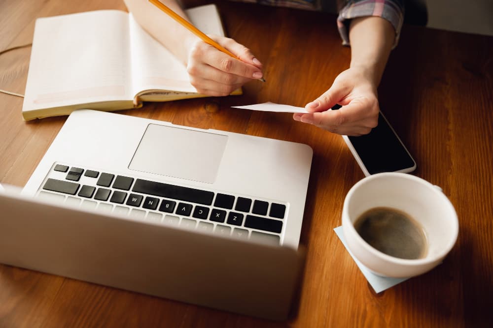 persona escribiendo en laptop